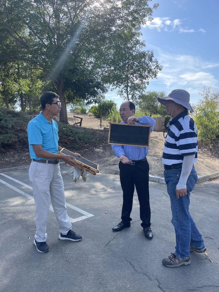 　　左边彭云龙，中间范若松