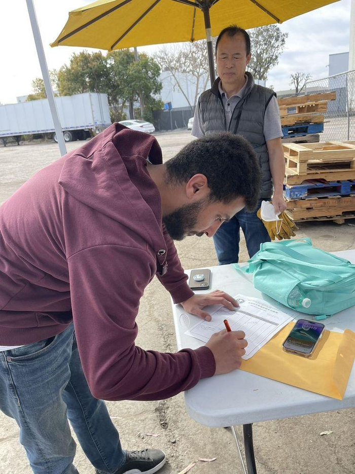 　　土耳其领馆工作人员签收物资