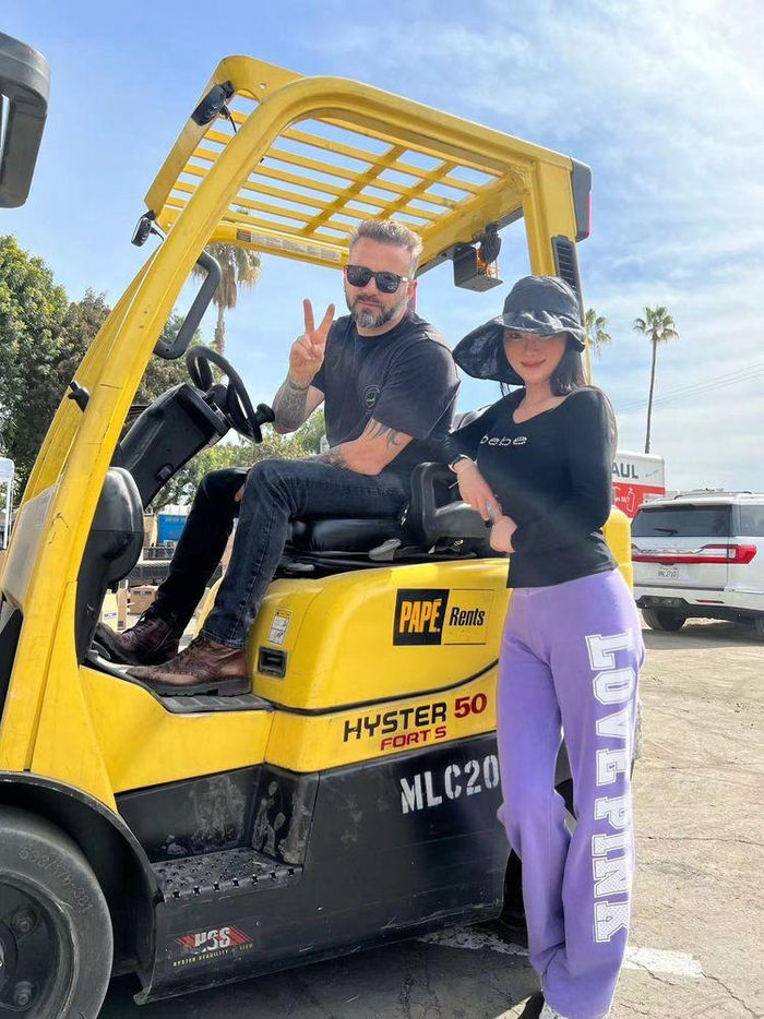 　　左边是Koch, 他提供了物资接收点，右边是Sophie，所有筹款海报设计都是她完成的