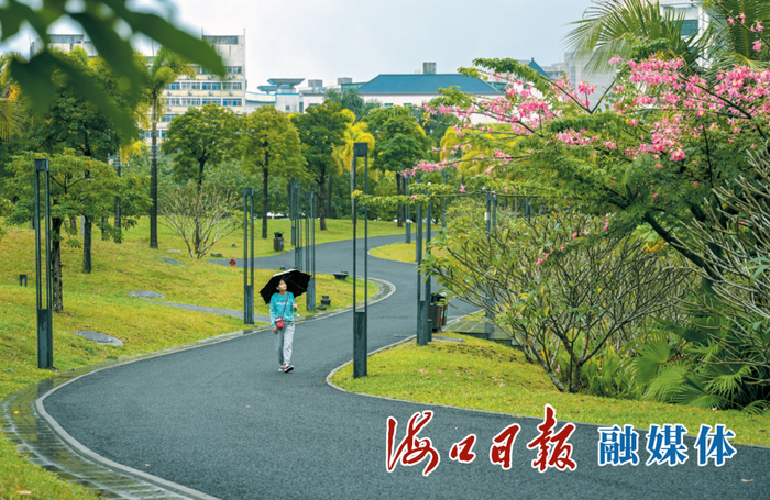 　　在琼山区的明昌塔文化公园，优美的环境吸引附近居民前来休闲散步。海口日报融媒体记者 苏弼坤 摄
