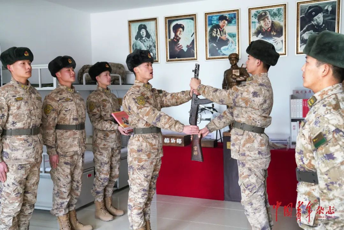 第79集团军某旅“雷锋班”班长牟振华（左四）将“雷锋枪”交接给新入班战士。张永进 摄