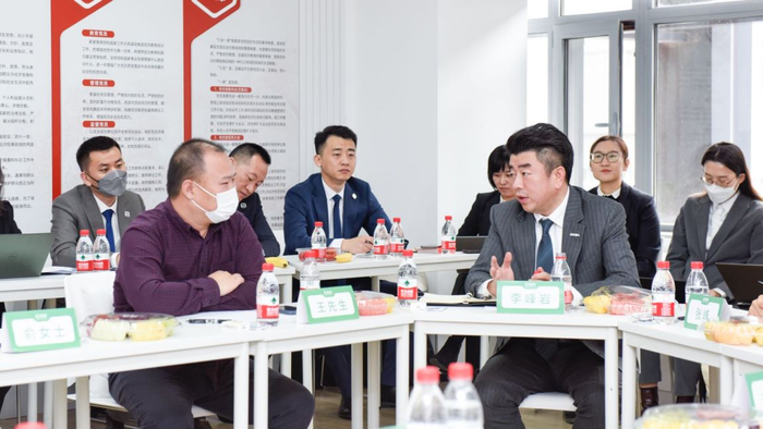 北京链家总经理李峰岩与客户王先生交流