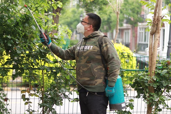 　　周昆在浇水。 受访者供图