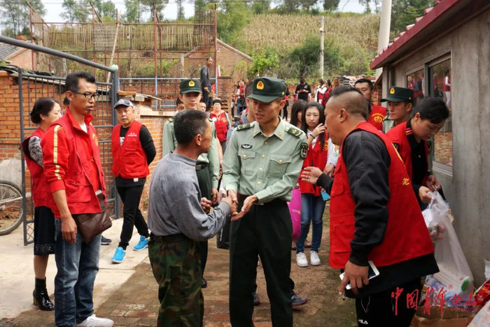 “雷锋班”战士在抚顺夏家堡慰问低保家庭