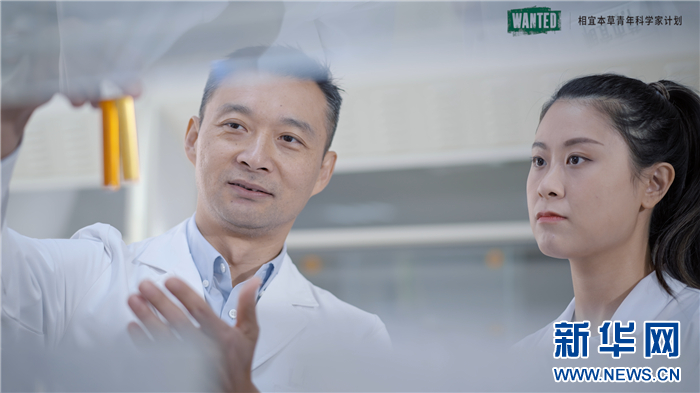 　　 2022年12月23日相宜本草研发副总裁和青年科学家一起在实验室工作。新华网发