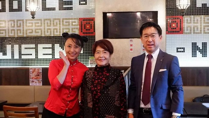 左一是味千logo本人 图源味千官网