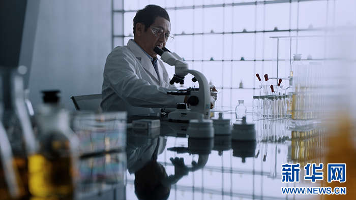 　　 2023年2月21日，上美股份CTO兼全球首席科学家黄虎博士正在实验室做newpage一页产品研究。新华网发