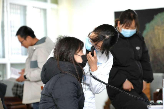 　　志愿者为工作人员检查眼睛