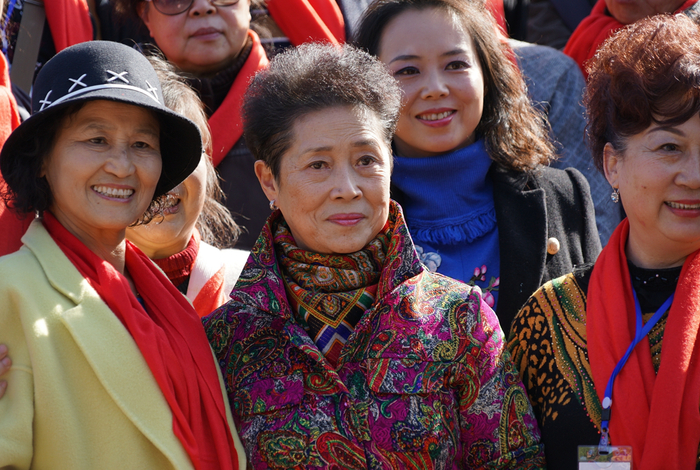 “刘三姐”黄婉秋55年后故地重游 在桂林与游客见面留影 图片来源：视觉中国 VCG11496635475