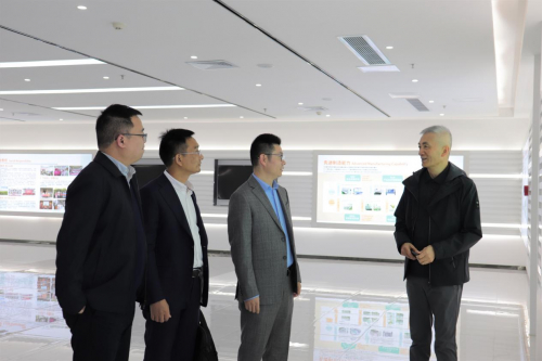 　　悦快闪充一行参观飞毛腿