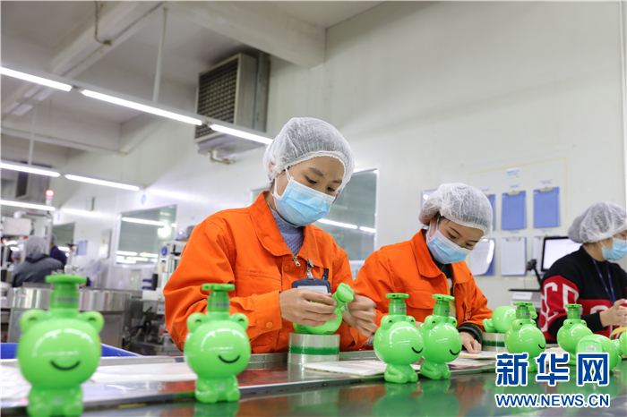　　  2023年2月16日，青蛙王子集团工厂内，工人们正在生产线上忙碌。新华网发