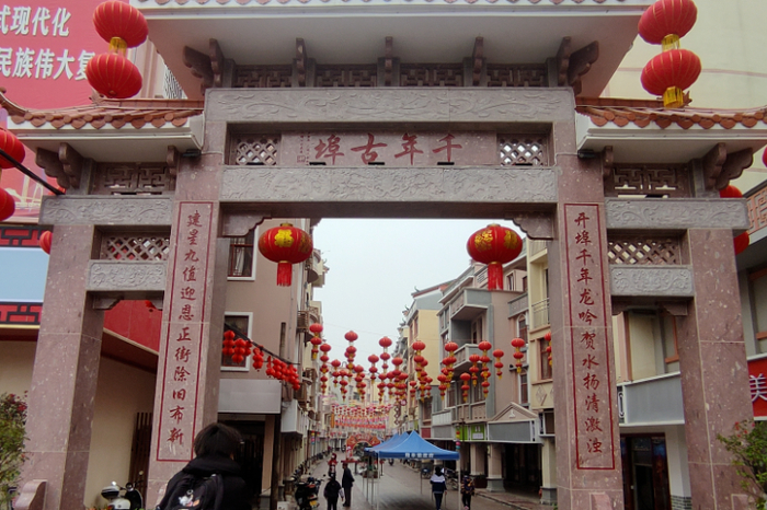 △南丰骑楼街牌坊。西江日报记者  黄有剑  摄