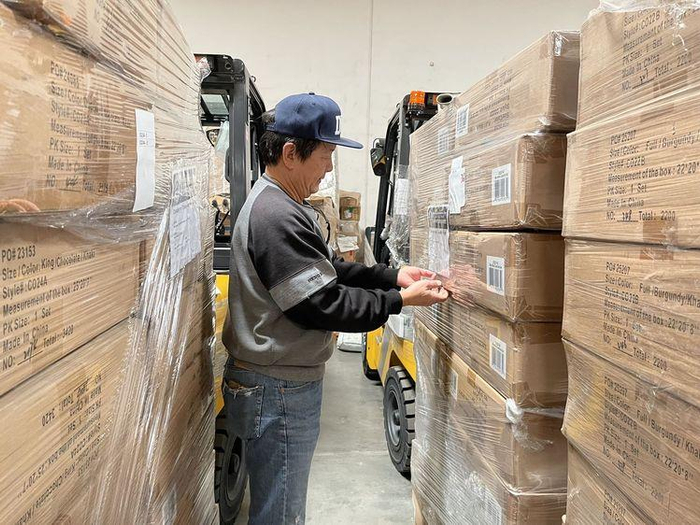 　　大连理工大学南加州校友会会长宋小奇在贴标签