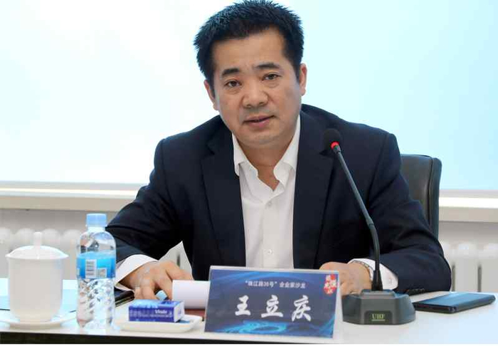 九三食品股份有限公司副总经理王立庆在作现场交流。（李清芬 摄）