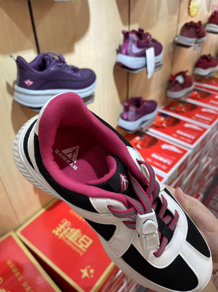 足力健老人鞋/图源：时代周报记者摄