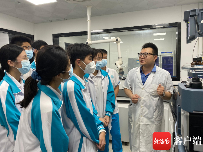 海南中学学生在国家城市供水水质监测网海口监测站进行职场体验。实习生 张子淇 摄