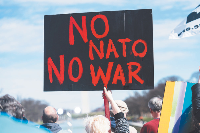     美国首都华盛顿，一名抗议者手举标语在林肯纪念堂前参加集会。