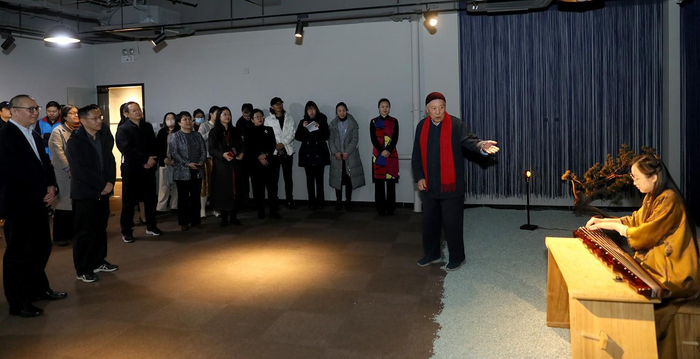 　　非遗传承人杨青介绍古琴艺术项目