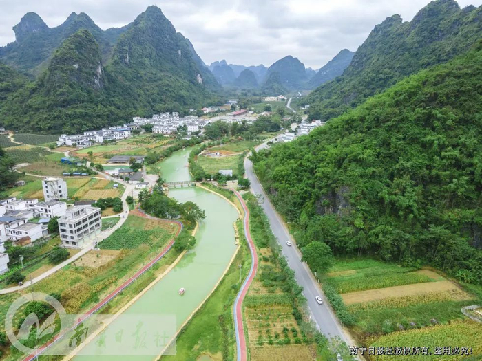 马山县古零镇乔老村一带山清水秀。记者黄红锦 摄