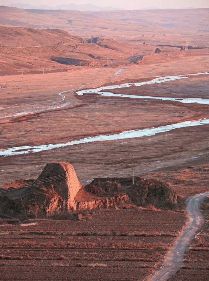 ▲夕阳下的大同古长城遗址。