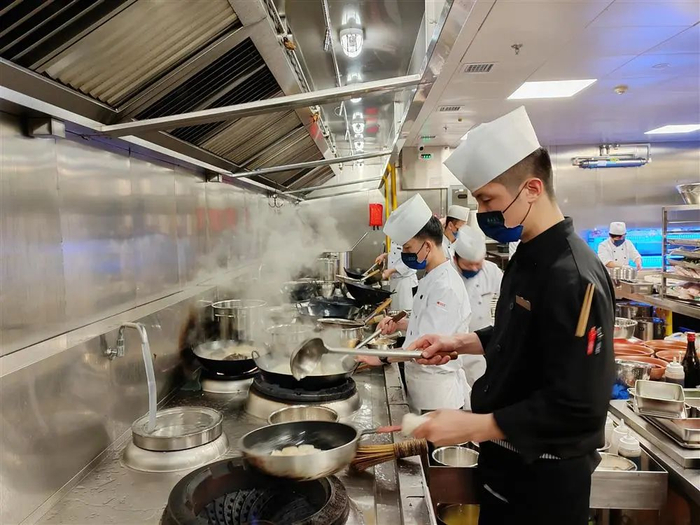虽然是新店，但青年星厨的后厨一片忙碌