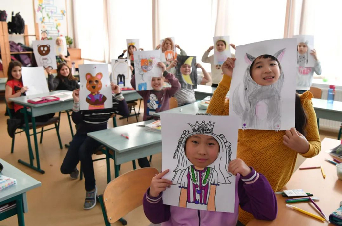 在匈牙利布达佩斯的匈中双语学校，学生们在画画课上展示自己的画作。