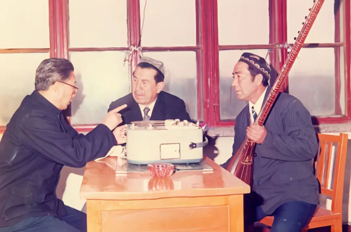 ▲万桐书（左一）和十二木卡姆表演艺术家在一起。（新疆艺术剧院木卡姆艺术团 供图）