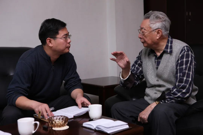 ▲2008年冬，作者黄适远（左）在采访万桐书。（黄适远 供图）