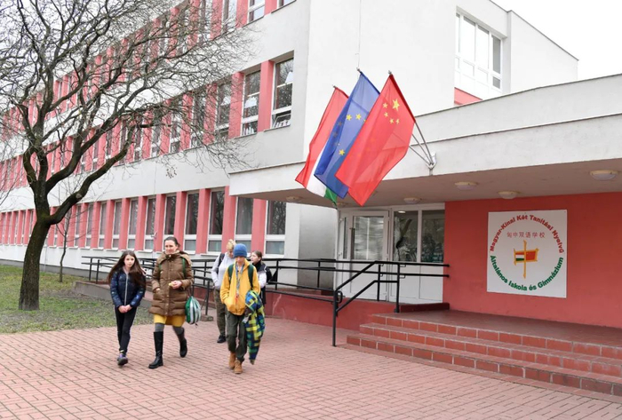 在匈牙利布达佩斯，学生和家长走在匈中双语学校校园前。