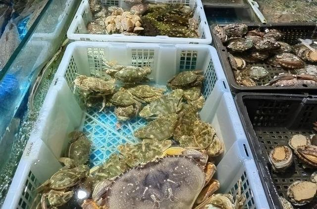 汪先生买蟹的摊位，梭子蟹已下架，换成了个头较小的石头蟹。记者邓小龙 摄