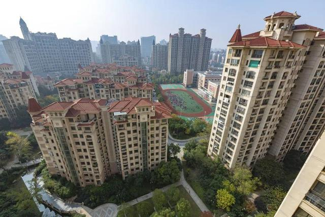 （被学区房环绕的小学。图源/视觉中国）