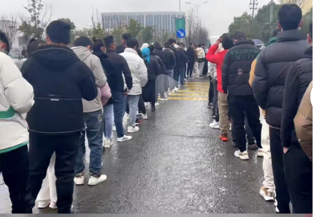 工厂前排队应聘的务工人员。图|网络