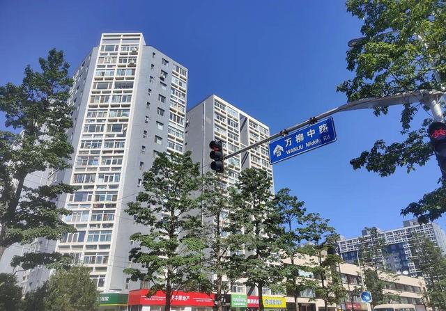 （2022年6月23日，北京，海淀区万柳学区学区房。图源/视觉中国）