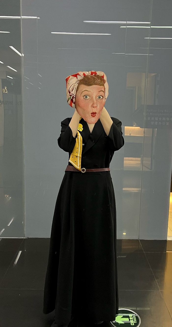 &nbsp;换上了餐厅工作服的何雪。图 / 受访者提供