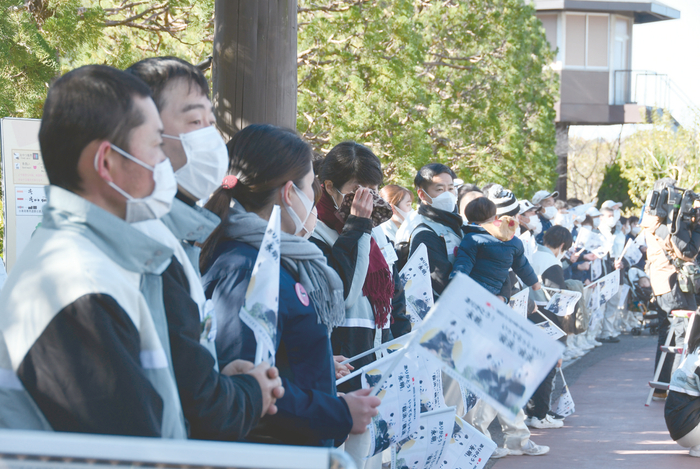     ▲2月22日，日本白浜町“冒险世界”乐园的工作人员列队送别“永明”和它的双胞胎女儿