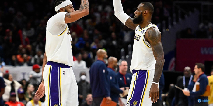 NBA直播詹姆斯父子同台首秀引发全网热议