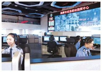 图为湘潭市应急联动指挥中心发挥“前哨站”“指挥室”作用，处理紧急求助警情。《法治日报》通讯员 周思 摄