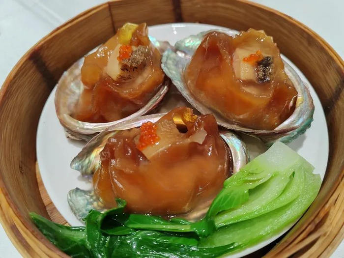 孔海明说，面对理性、懂经的消费者，哪怕只是一道小点心，也要有故事