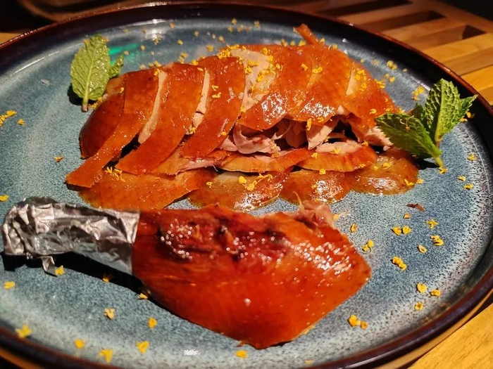 眼下消费者看重摆盘，餐饮业从业者也要提高审美能力，餐具选择同样不能含糊