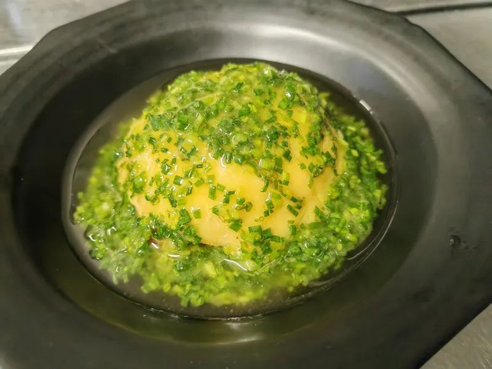 葱油鸡是杨超的招牌菜，用了每斤70元的特色小葱品种，从众多葱油鸡中脱颖而出