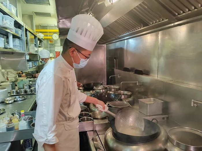 杨超习惯了亲力亲为，认真对待每一道菜