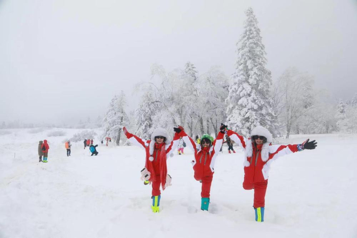 游客正在仙峰国家森林公园雪岭景区欣赏雪景。