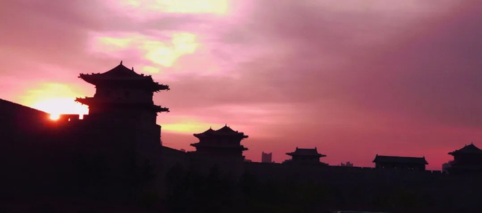 ▲日出时分的大同古城。