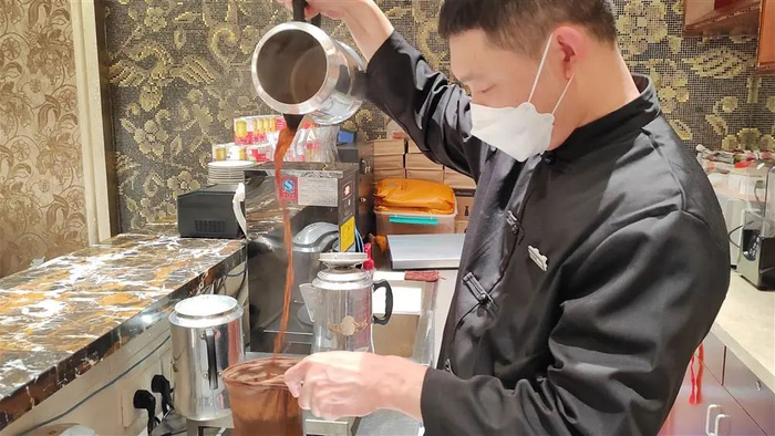 杏花楼老店新开，地道的手工拉茶大受欢迎