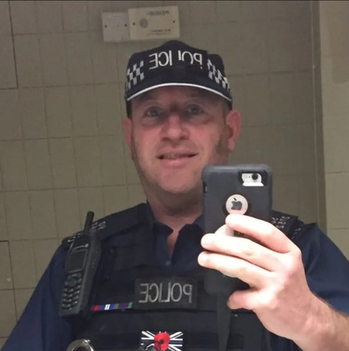 ·穿着警服的卡里克。