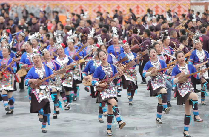 ▲广西柳州市三江侗族自治县群众欢唱侗族民歌琵琶歌。龚普康摄