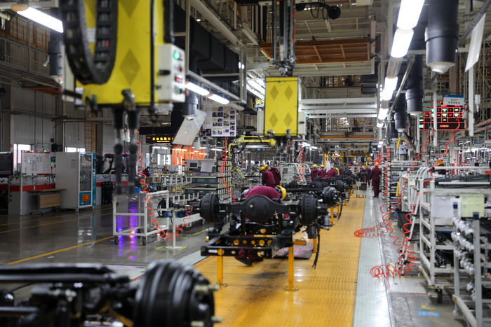 ▲2月8日，工人在江淮汽车新港基地轻卡生产线上忙碌。图/新华社