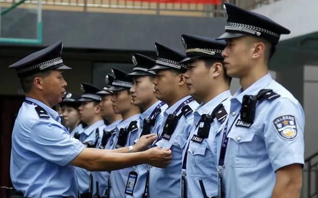 2016年，杨仁德在福州车站派出所为上岗警队整理着装 。南昌铁路公安局福州公安处供图