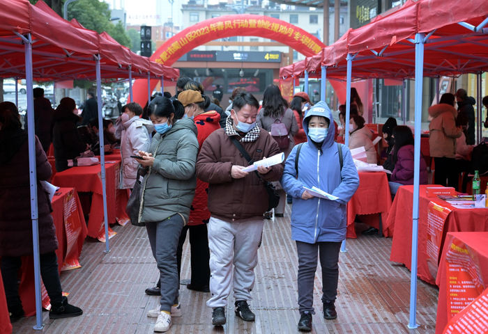 ▲2月10日，求职者在合肥市蜀山区环球金融广场举行的招聘会上了解岗位信息。图/新华社