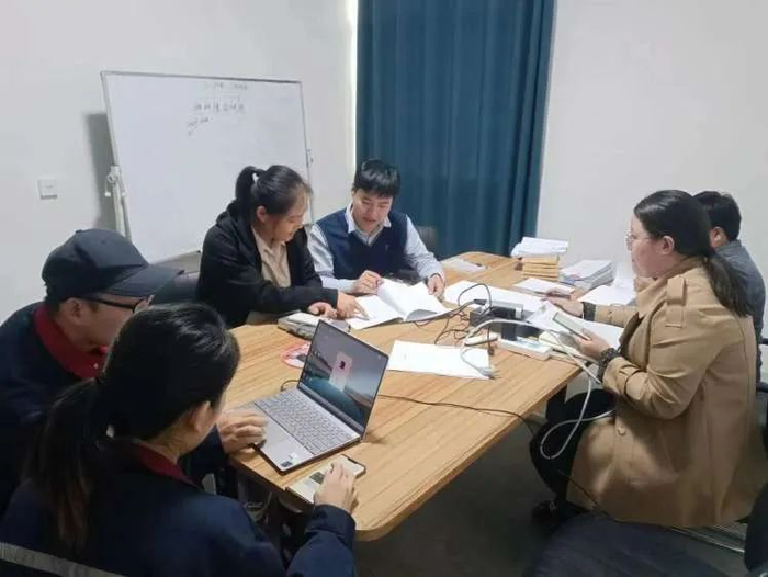 ↑日前，临西县助企纾困“帮服专员”在路拓橡塑公司指导企业开展研发费用归集相关工作。（陈曦 摄）